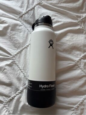 NEWHydro Flask White & Black Wide Mouth Water Bottle with Boot